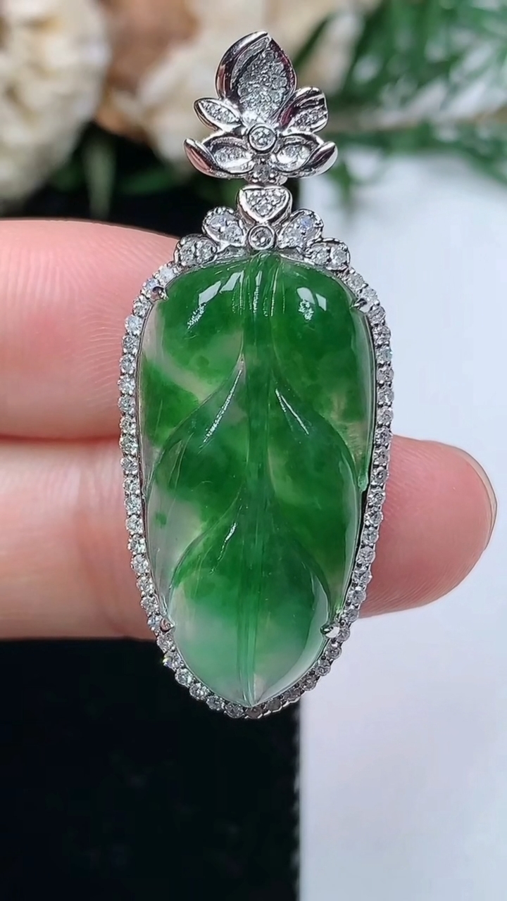 天然A货翡翠金枝玉叶 叶子吊坠，尺寸38.6-15.8-8.8，裸石24.5-13.3，重量:4.2