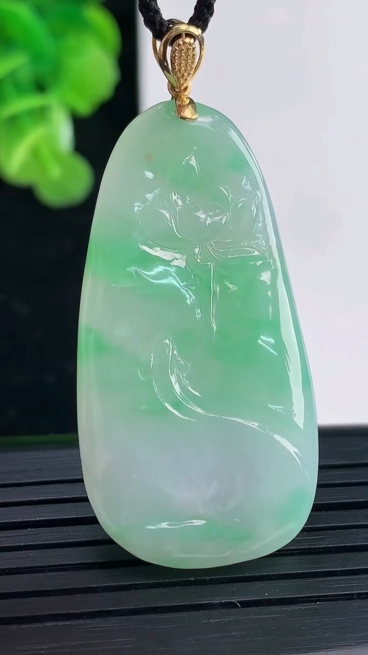 天然A货翡翠和和美美 荷叶鱼吊坠尺寸43.5-23.1-5.6重量:12.51g
3月31日