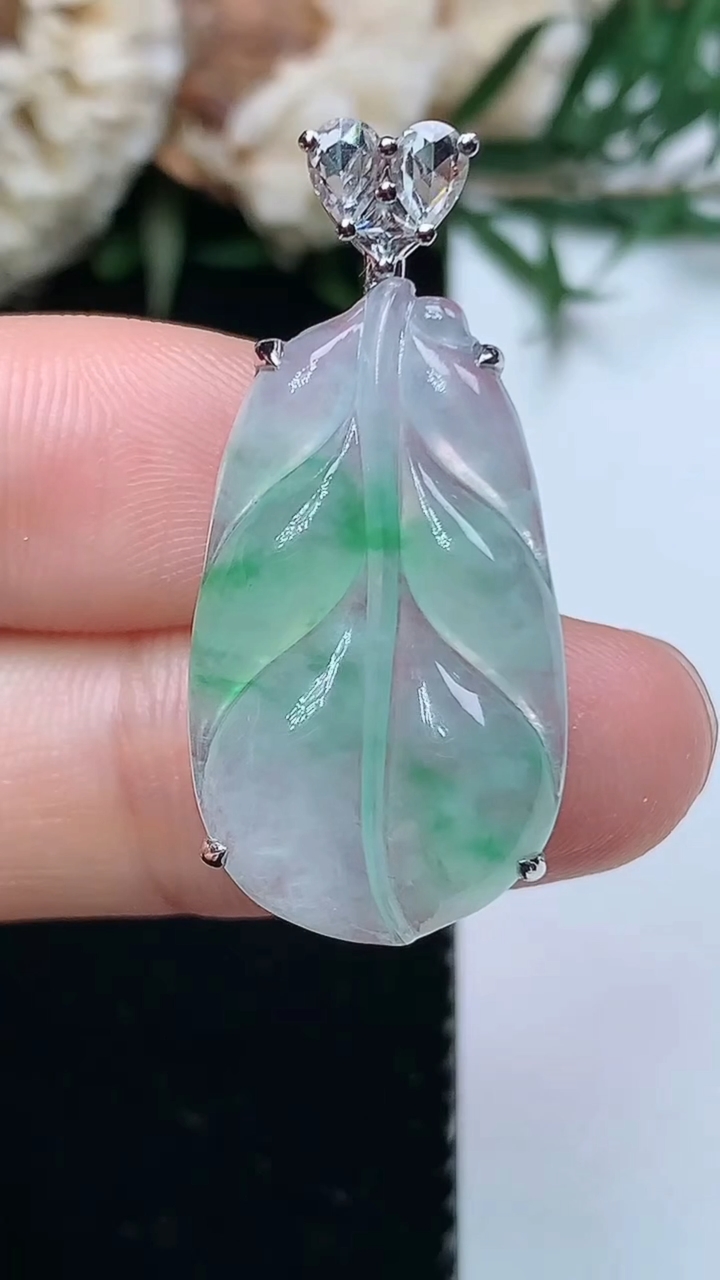 天然A货翡翠金枝玉叶 叶子吊坠，尺寸26-15-7.3，重量:3.60g
3月31日