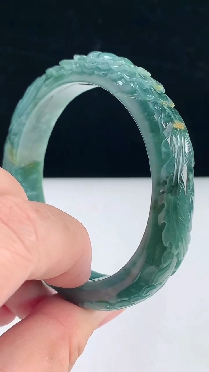 圈口55-56翡翠a货蓝水雕花宽边手镯尺寸55.5-13-9.2重:58.84g6493月31日