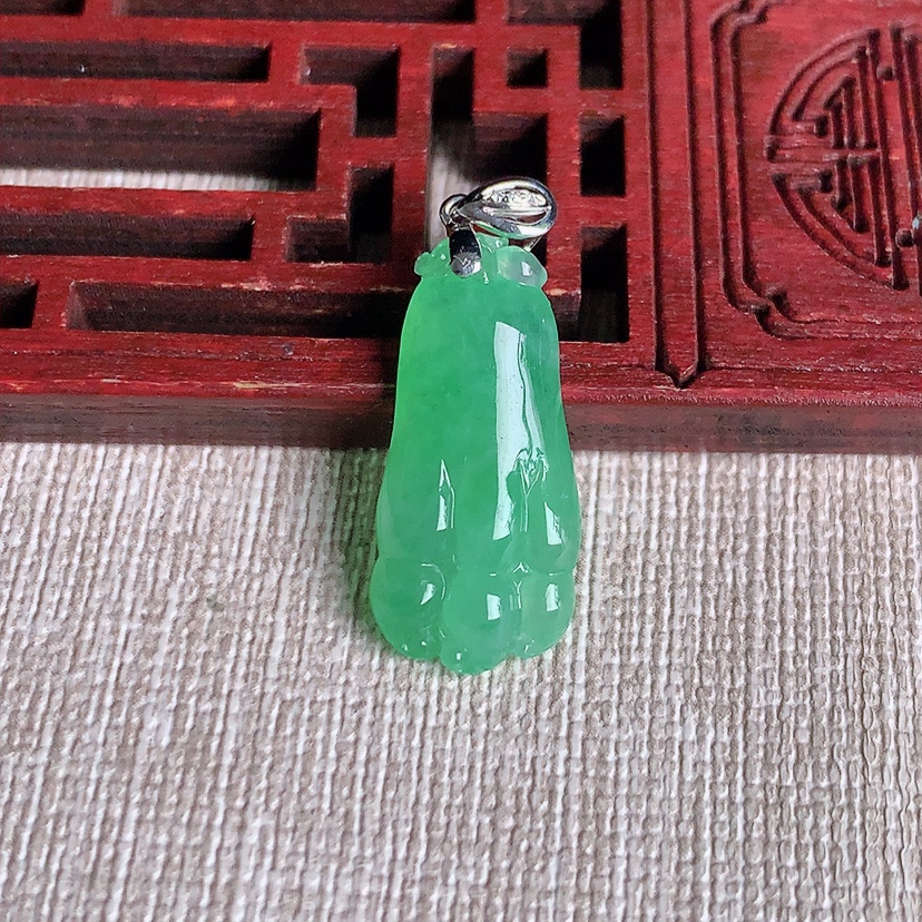 天然A货翡翠18K金扣头甜绿佛手瓜吊坠 
尺寸23-10.8-4.8mm 重量2.26g 0329