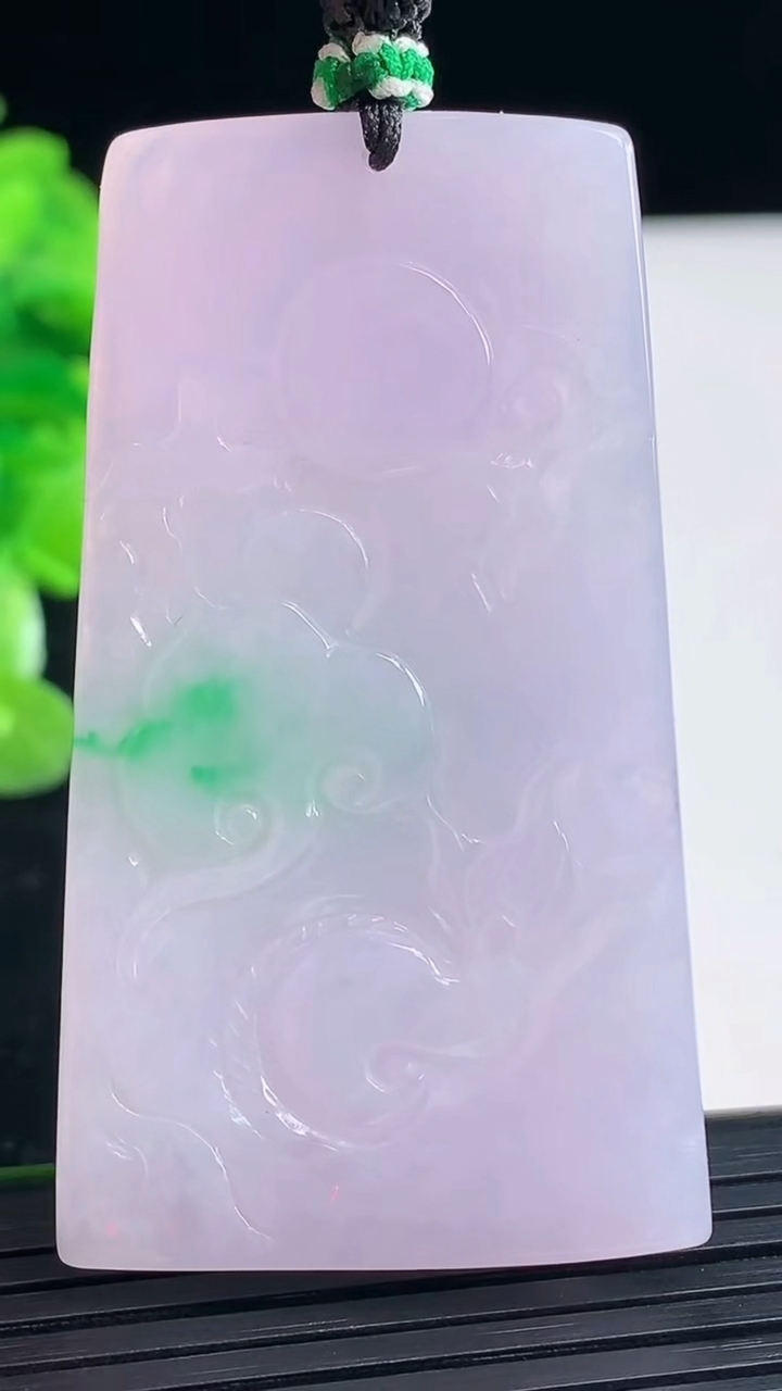 天然A货翡翠龙马精神吊坠尺寸57.2-31.8-12.6重量:38.90g
3月31日