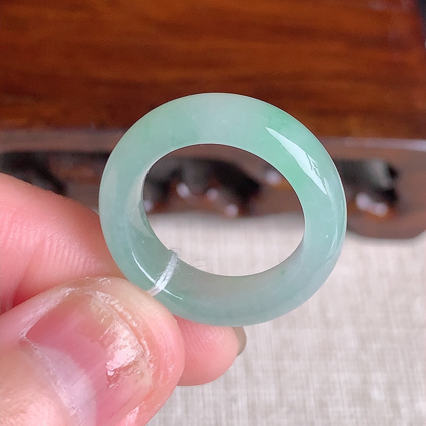 天然A货翡翠晴绿素面戒指 
尺寸16.3-6.2-3.8mm 重量4.20g 0329