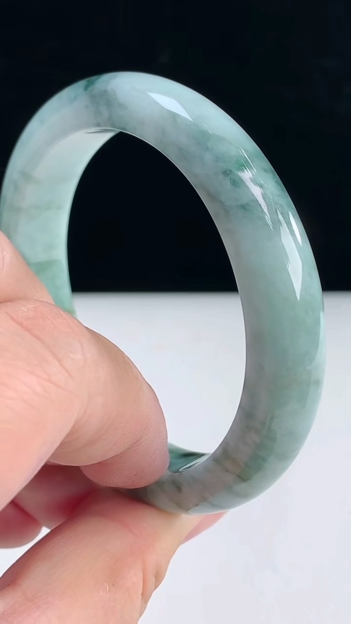圈口55-56翡翠a货飘花宽边手镯尺寸55.5-12-8.8重:56.18g 2863月31日