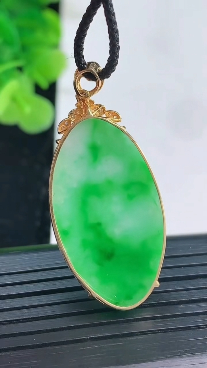 天然A货翡翠无事牌吊坠尺寸39.8-31.6-18-3重量:3.44g
3月31日