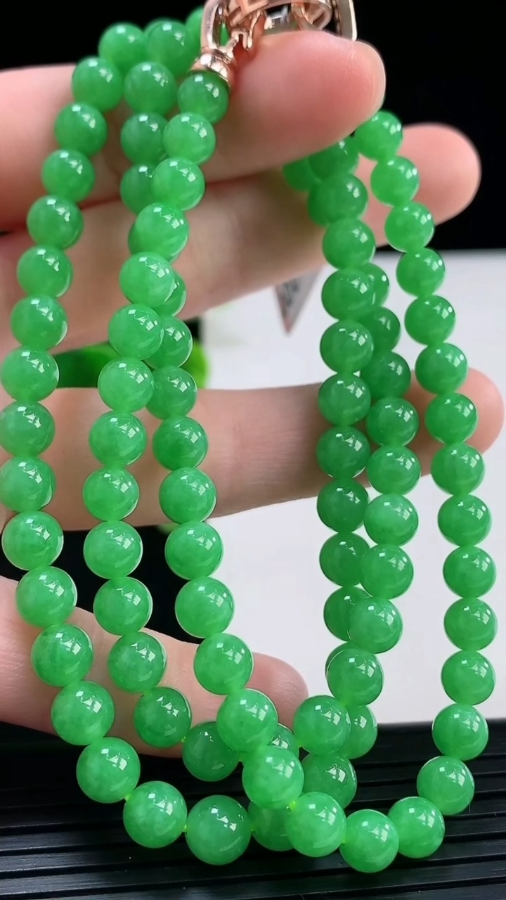 天然A货翡翠圆珠项链尺寸5.8-100颗重量:38.81g
3月31日