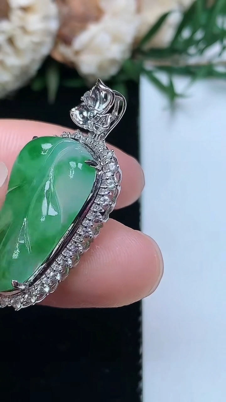 天然A货翡翠金枝玉叶 叶子吊坠，尺寸33.4-17.7-8.7，裸石22-13.8，重量:3.98g
3月31日