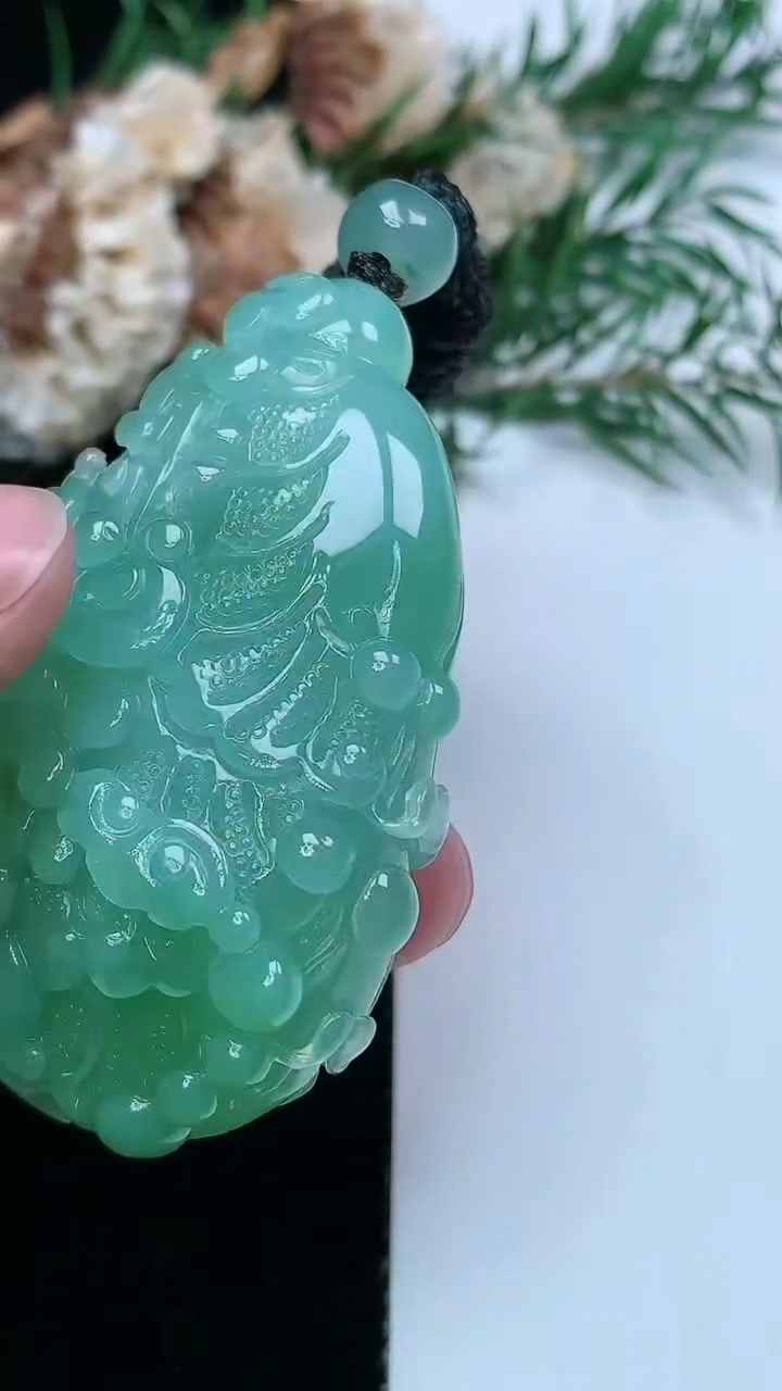 天然A货翡翠白菜吊坠，尺寸52.3-34.4-19.5，重量:57.41g
3月31日