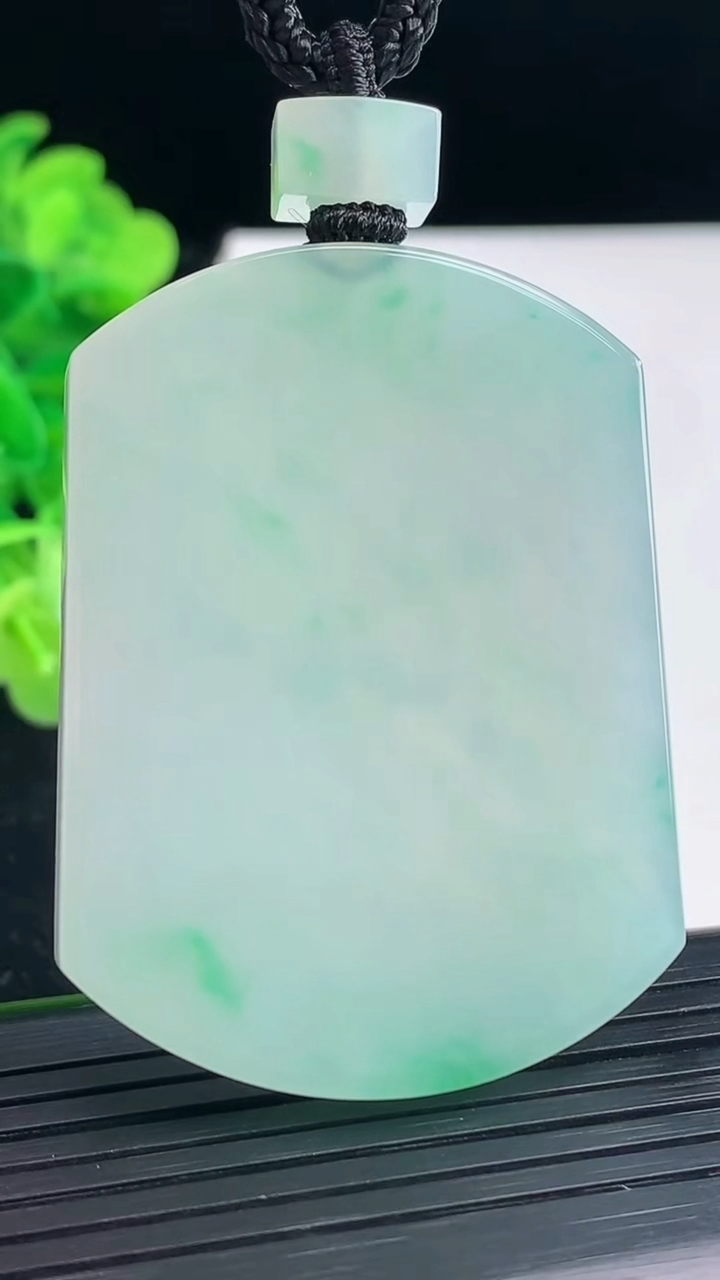 天然A货翡翠无事牌吊坠尺寸51.2-37.9-5.2重量:39.30g
3月31日