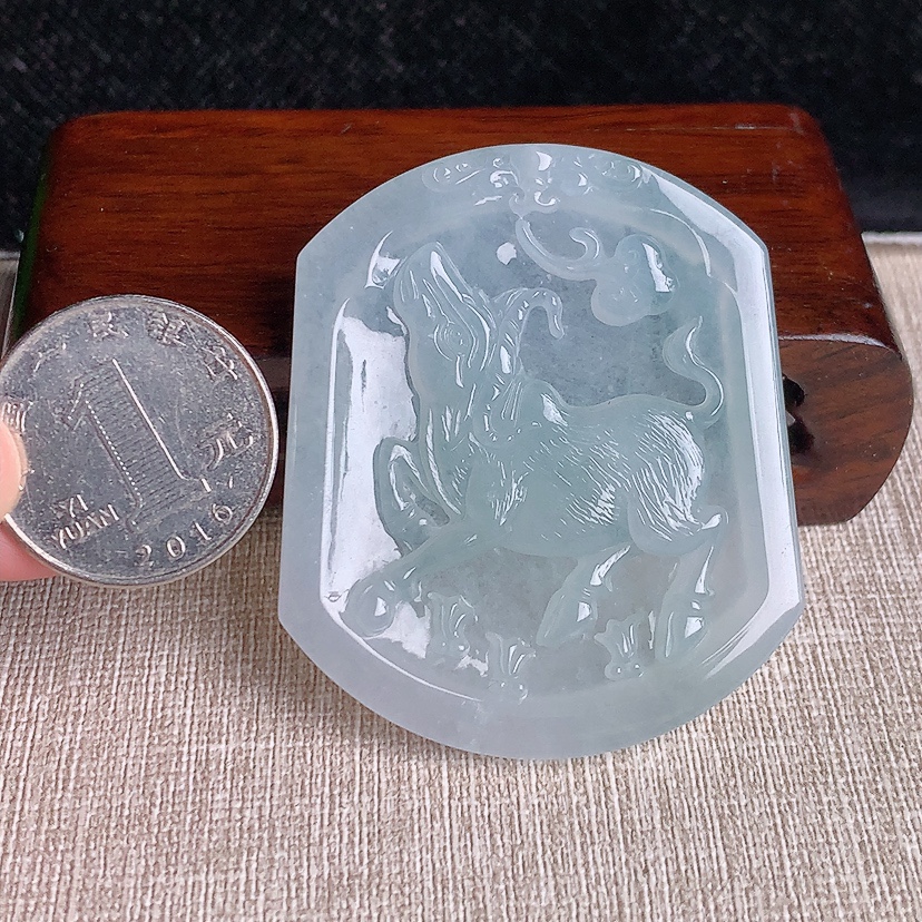 天然A货翡翠晴水生肖牛吊坠 
尺寸53.8-46-5.8mm 重量29.86g 0329