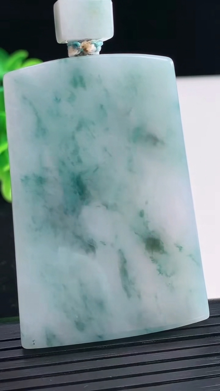 天然A货翡翠飘花无事牌吊坠尺寸57.4-39.9-9.9重量:46.34g
3月31日