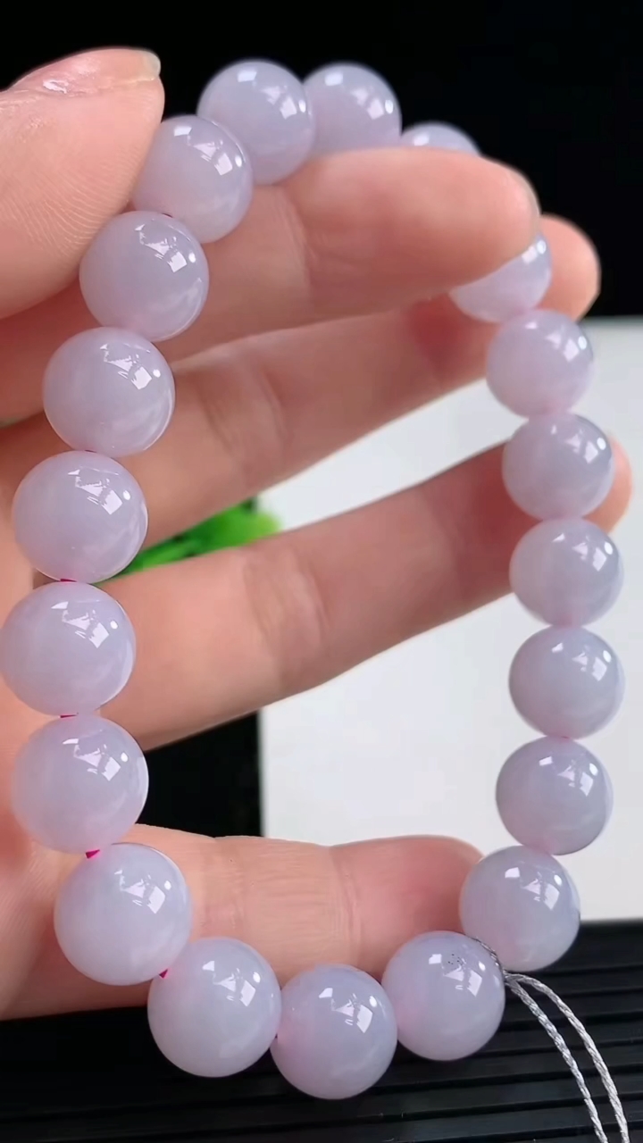 天然A货翡翠紫罗兰圆珠手串尺寸9.8-20颗重量:33.79g3月31日
工厂直销收藏佳品,种好水足，色泽均匀，有种有色，上手高大气！