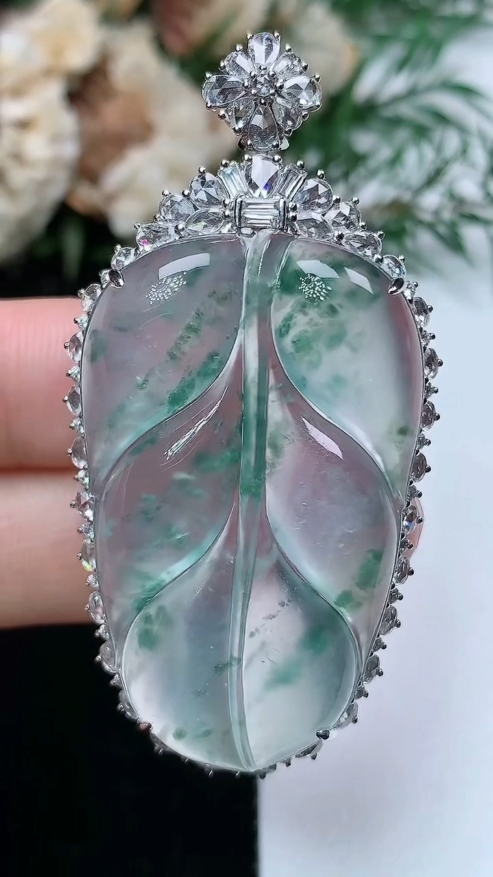 天然A货翡翠飘花金枝玉叶 叶子吊坠，尺寸54.9-28-10.8，裸石39-24.4，重量:12.69g
3月31日