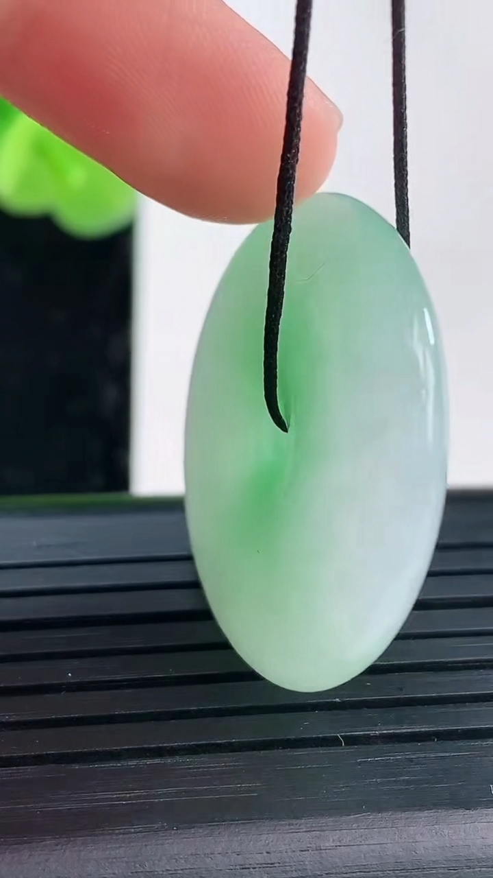 天然A货翡翠平安扣吊坠尺寸29.6-6.7重量:12.89g
3月31日