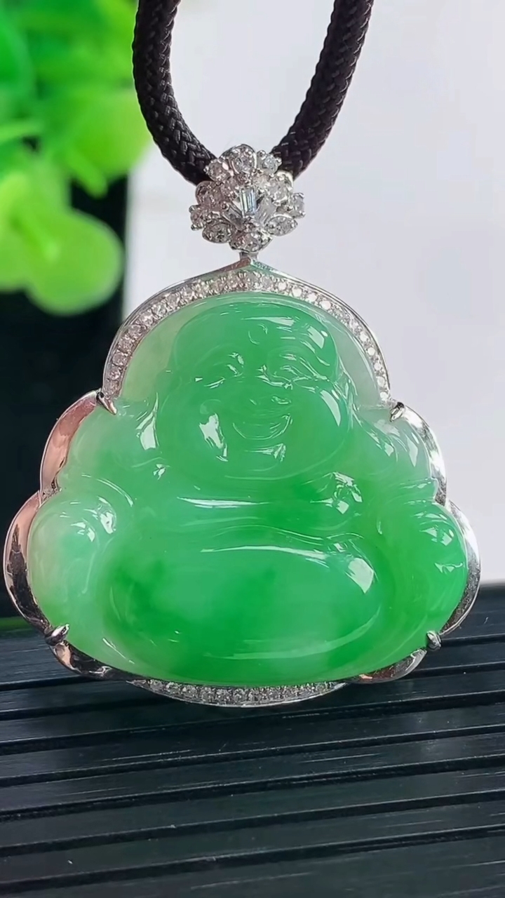 天然A货翡翠佛公吊坠尺寸35.2-29.9-8.7裸石24-26.7重量:7.53g
3月31日