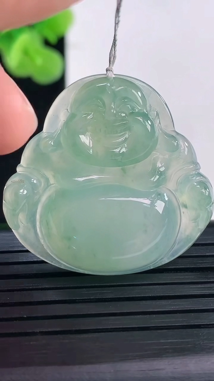 天然A货翡翠佛公吊坠尺寸31.6-36.2-6.1重量:9.69g
3月31日