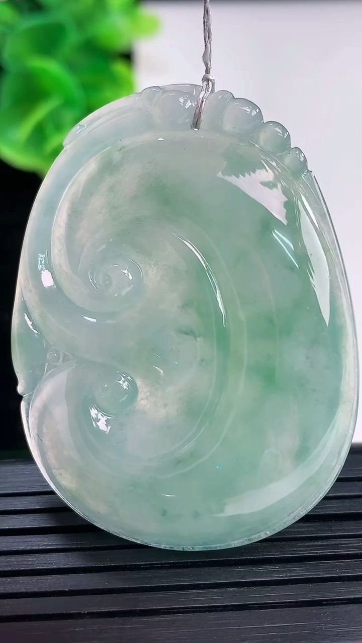 天然A货翡翠冰种飘花如意吊坠尺寸48.8-36.6-6.1重量:20.46g
3月31日