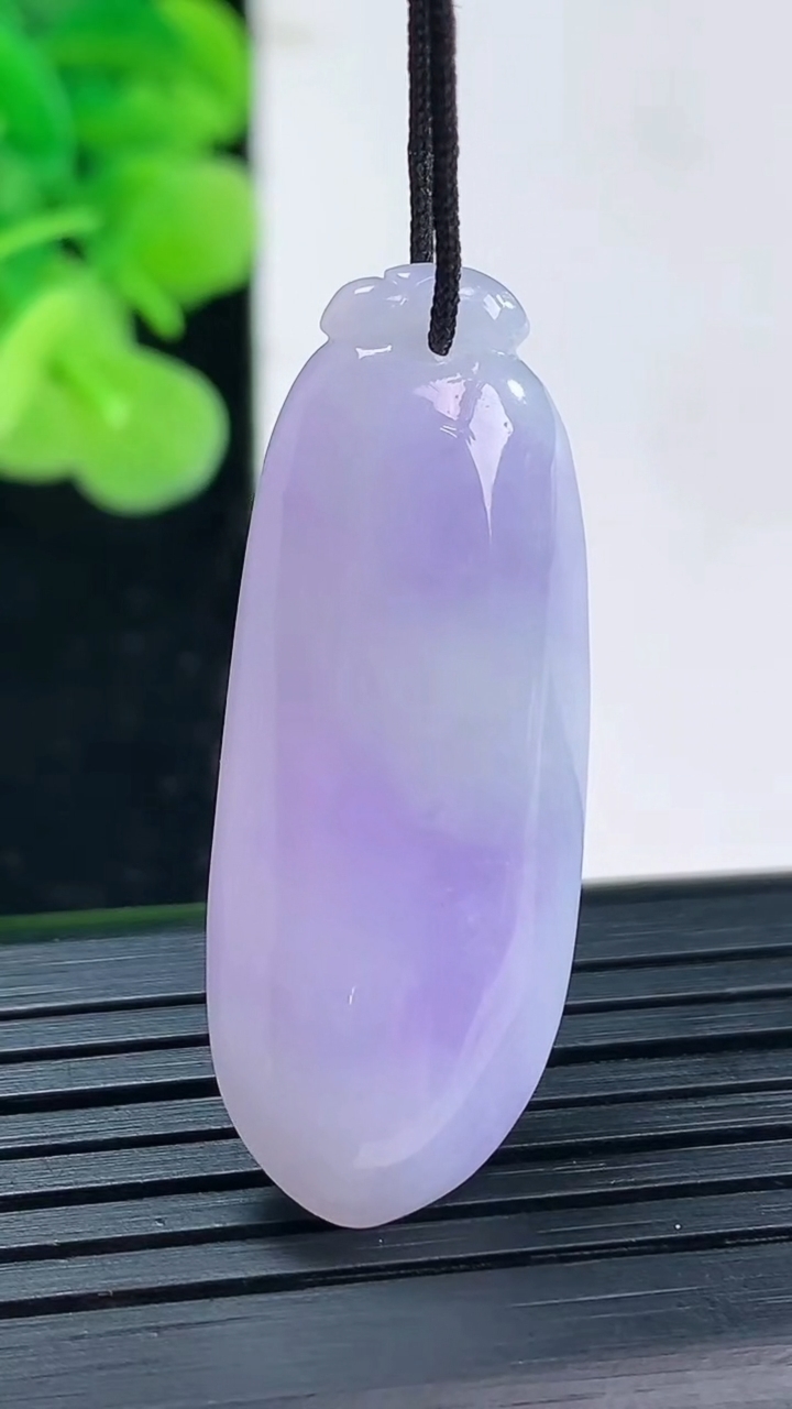天然A货翡翠紫罗兰福瓜吊坠尺寸37.2-14.5-7.9重量:7.56g
3月31日
​