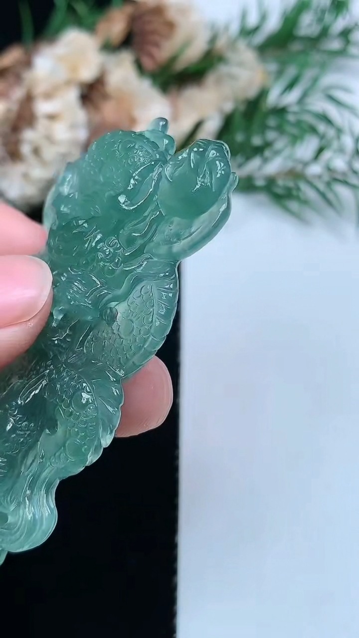 天然A货翡翠蓝水龙牌吊坠，尺寸57.5-33.3-8.3，重量:19.29g
3月31日