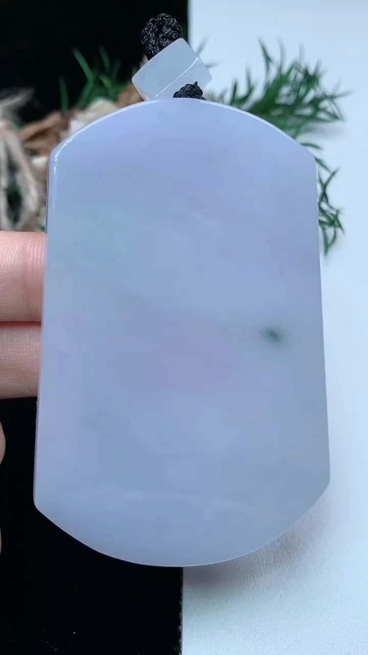 天然A货翡翠紫罗兰 飘花无事牌吊坠，尺寸68.5-45-5.5，重量:51.28g
3月31日