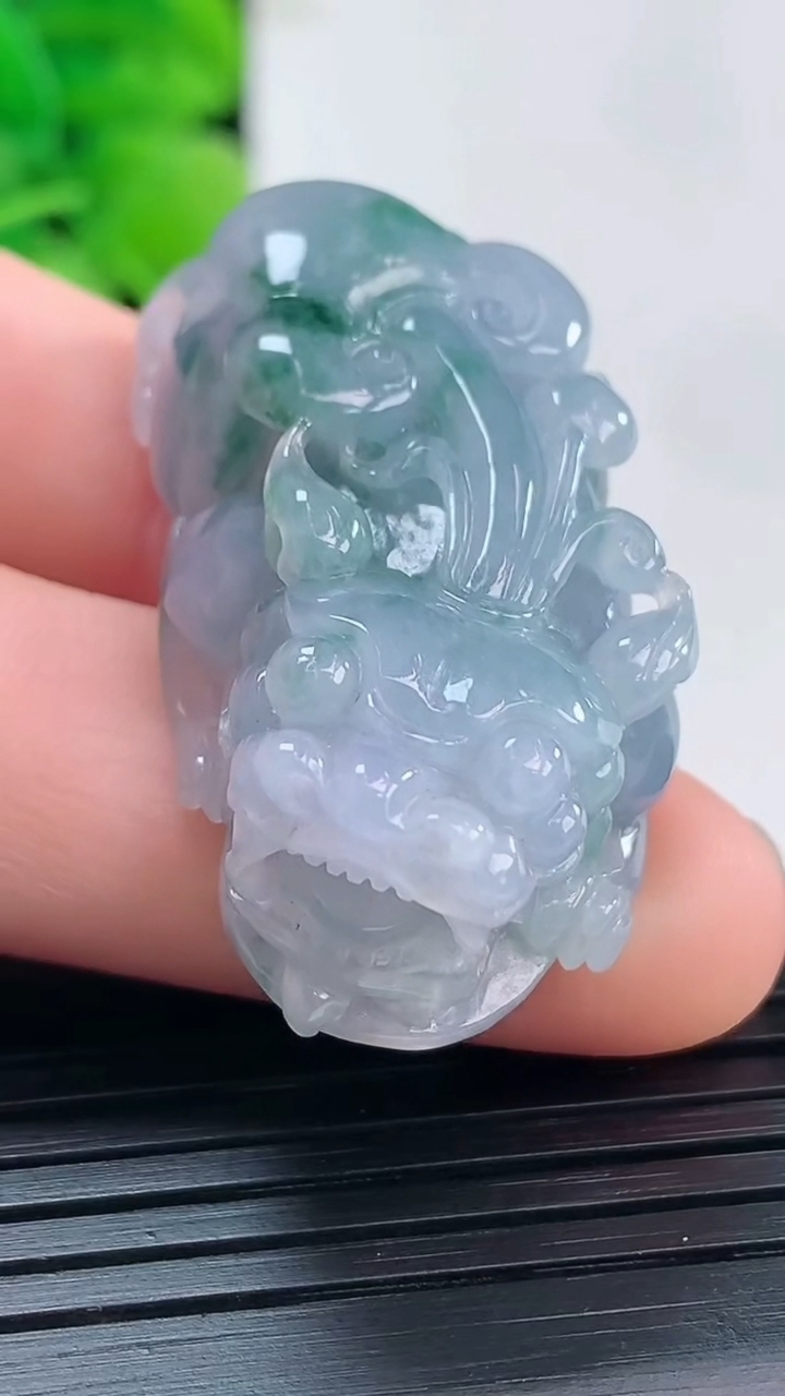 天然A货翡翠紫罗兰飘花貔貅吊坠尺寸36.9-19.2-13.5重量:18.73g
3月31日