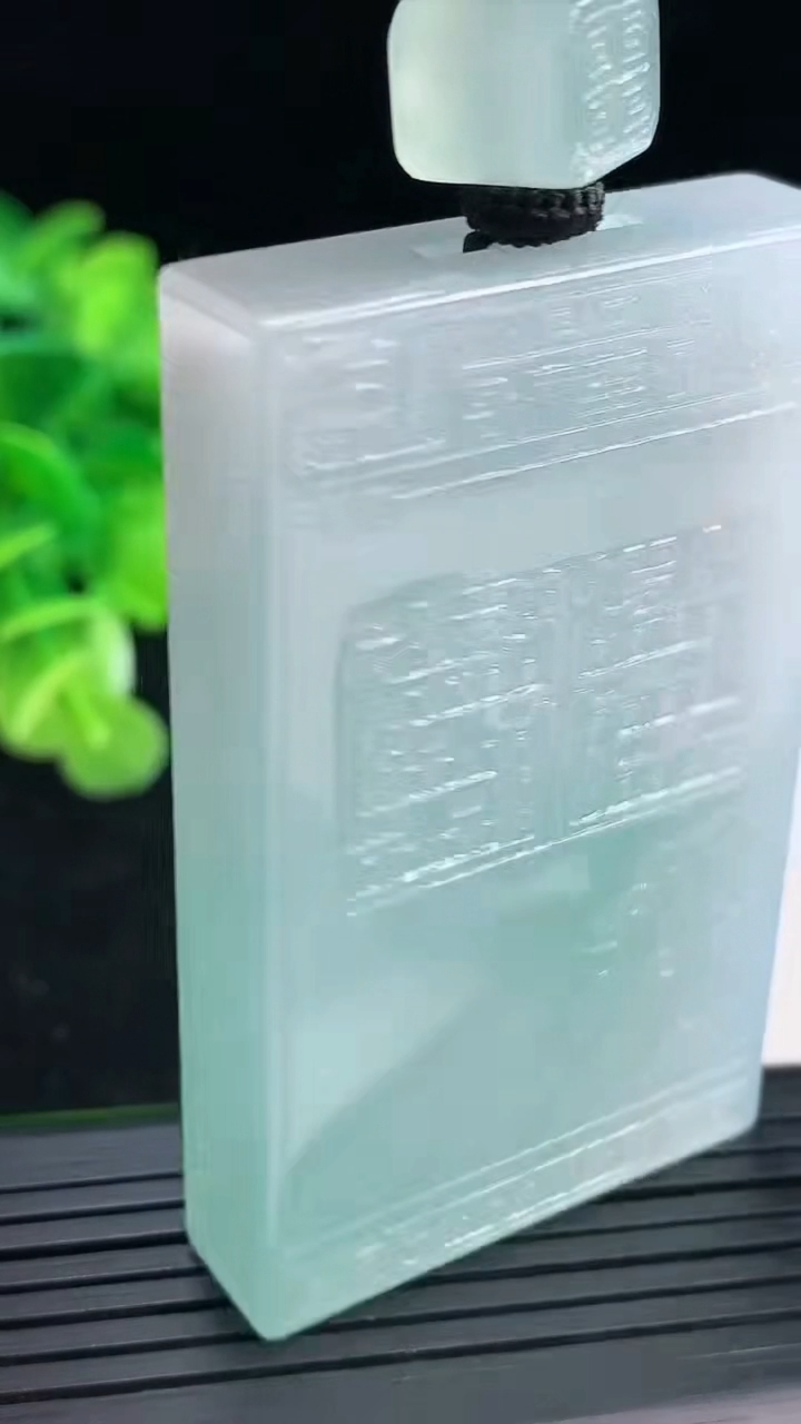 天然A货翡翠仿古无事牌吊坠尺寸59.3-35.9-10重量:77.24g
3月31日