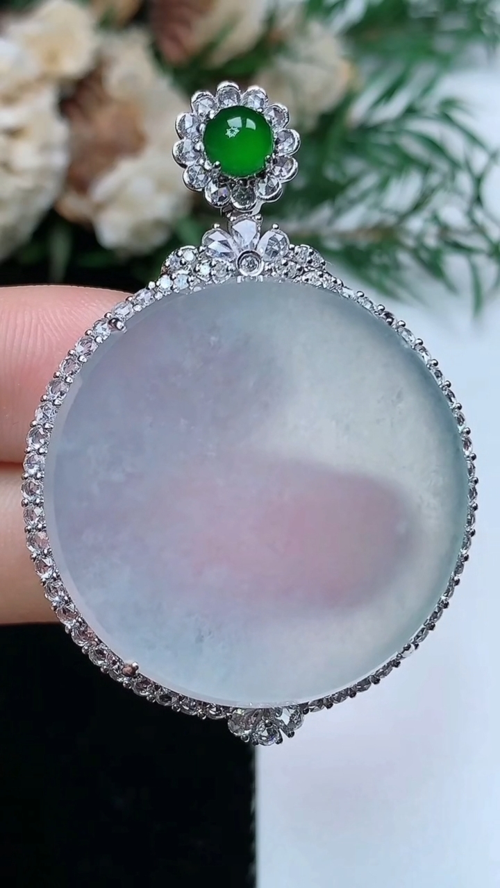 天然A货翡翠白冰无事牌吊坠，尺寸46.9-33-8.2，裸石29.7，重量:11.80g
3月31日