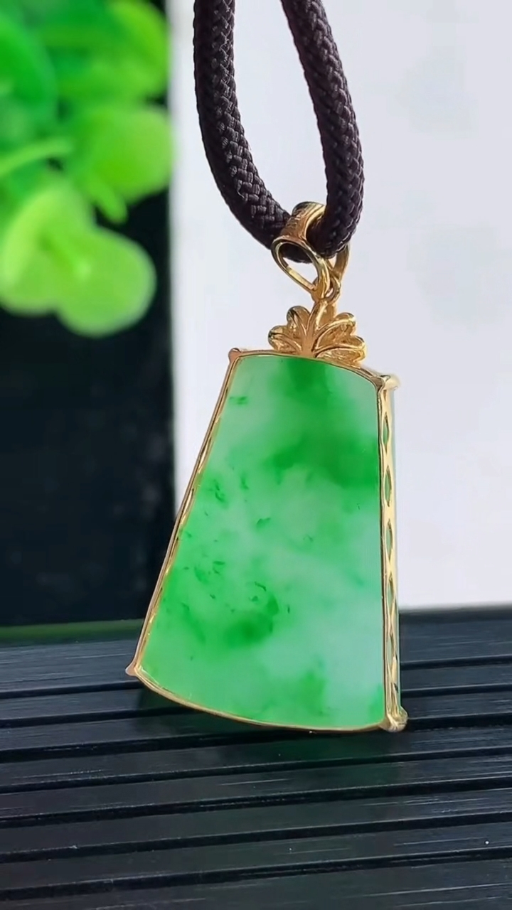 天然A货翡翠无事牌吊坠尺寸23.3-18-4重量:3.40g
3月31日