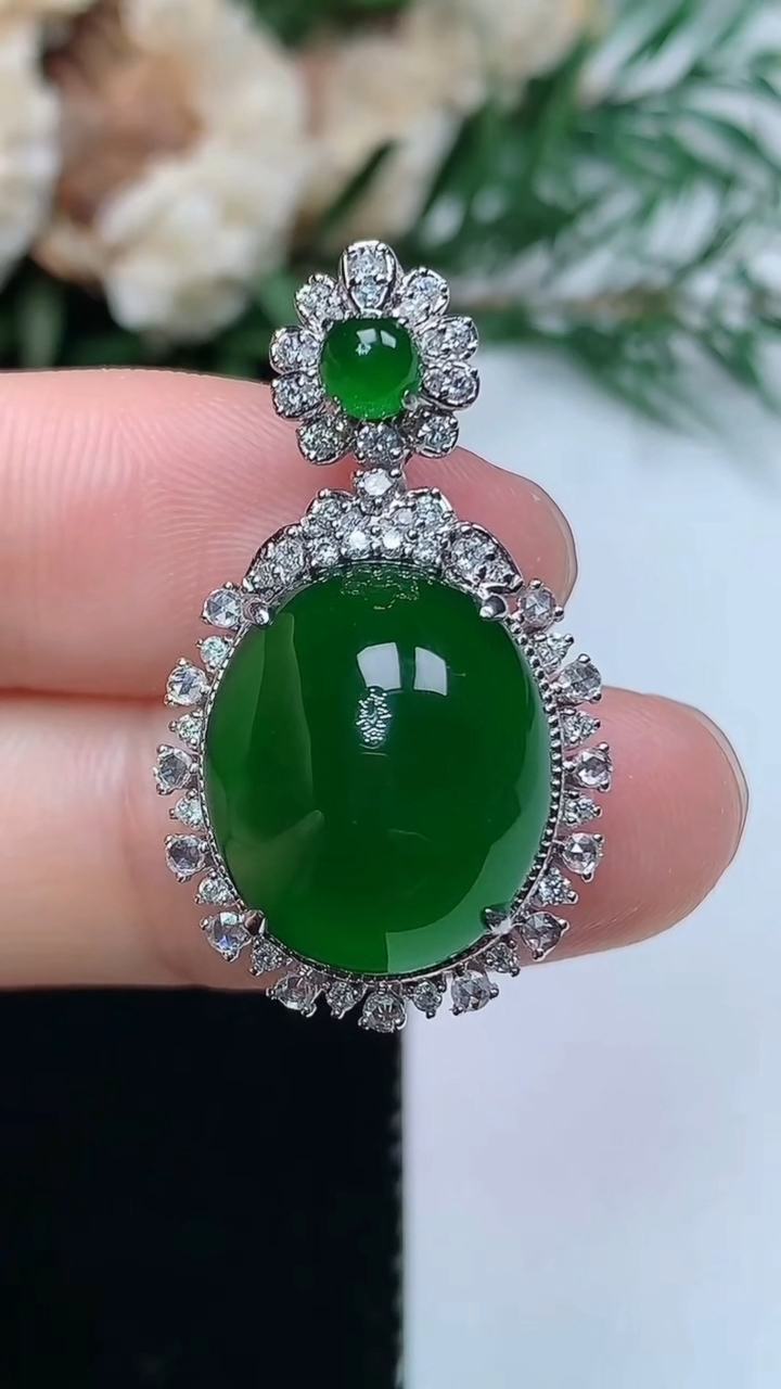 天然A货翡翠蛋面吊坠，尺寸30-17.6-12.5，裸石15.2-16，重量:6.25g
3月31日