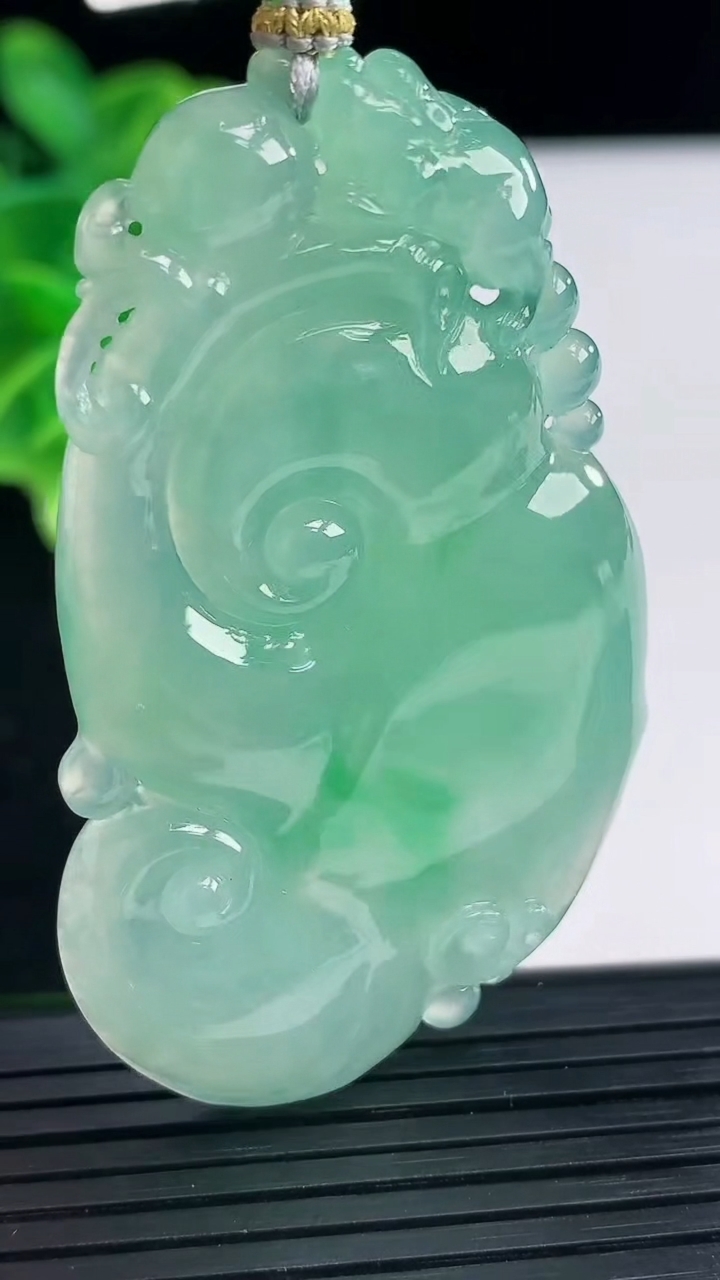 天然A货翡翠如意吊坠尺寸60.3-35-6.9重量:30.47g
3月31日