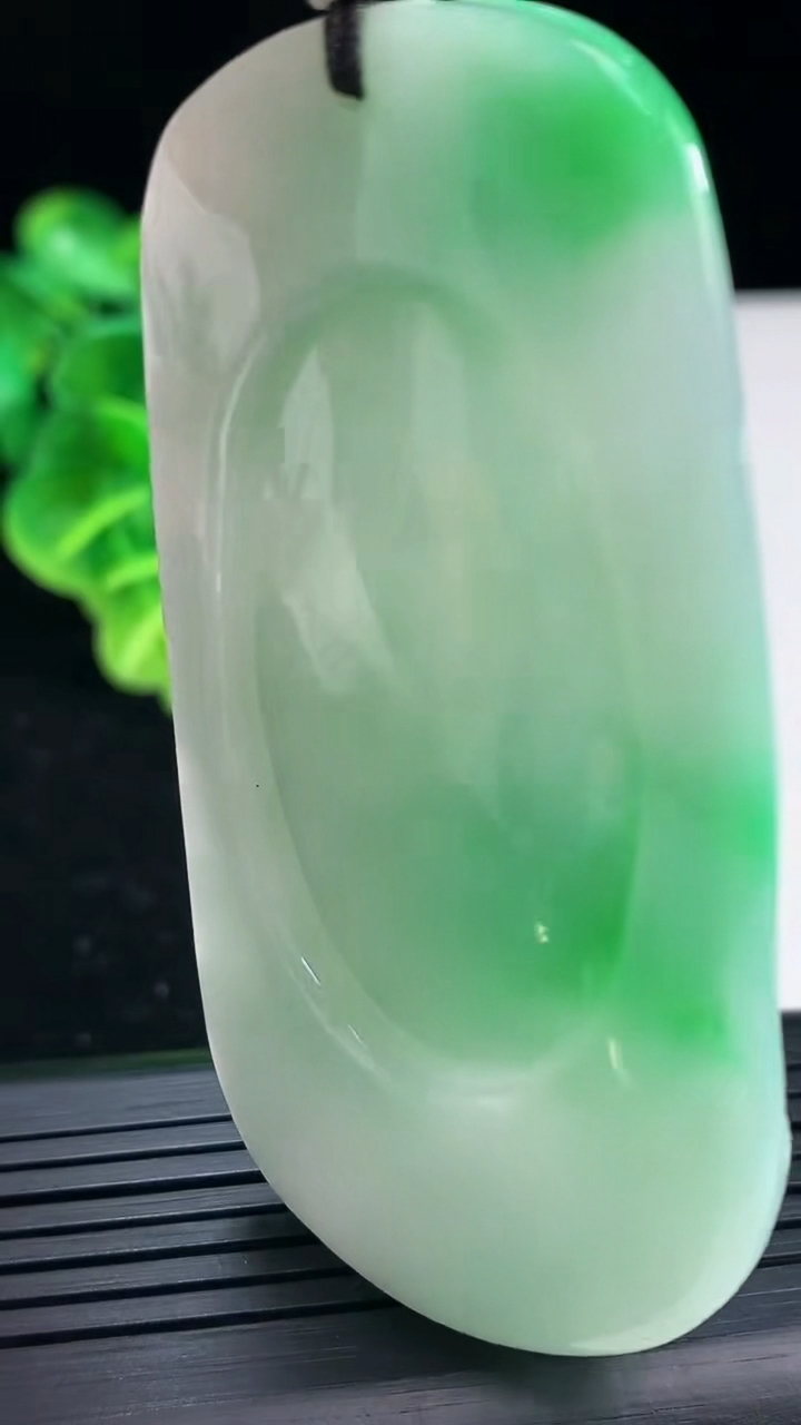 天然A货翡翠龙牌吊坠尺寸71.6-36.8-14.2重量:64.19g
3月31日