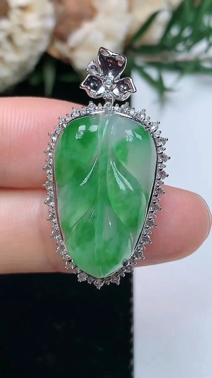 天然A货翡翠金枝玉叶 叶子吊坠，尺寸33.4-17.7-8.7，裸石22-13.8，重量:3.98g
3月31日