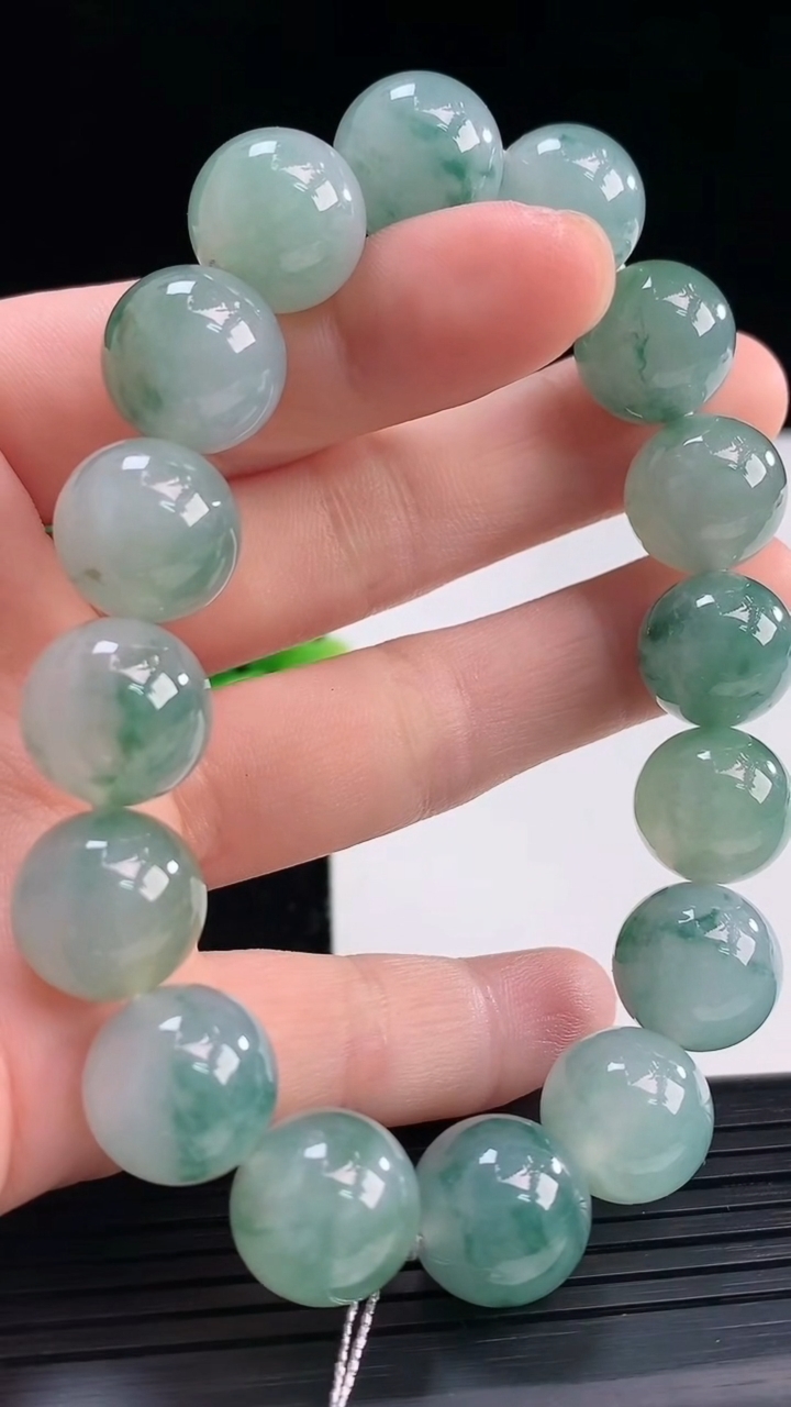 天然A货翡翠飘花圆珠手串尺寸12.8-16颗重量:56.73g3月31日
工厂直销收藏佳品,种好水足，色泽均匀，有种有色，上手高大气！