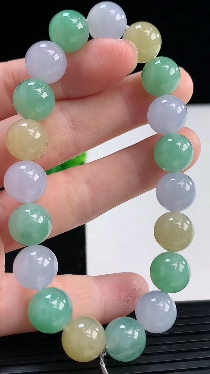 天然A货翡翠三彩圆珠手串尺寸9.8-19颗重量:33.20g3月31日
工厂直销收藏佳品,种好水足，色泽均匀，有种有色，上手高大气！