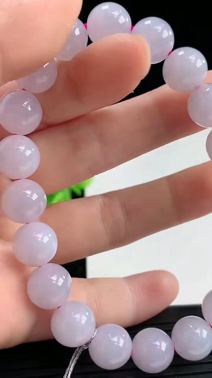 天然A货翡翠紫罗兰圆珠手串尺寸9.8-20颗重量:33.79g3月31日
工厂直销收藏佳品,种好水足，色泽均匀，有种有色，上手高大气！