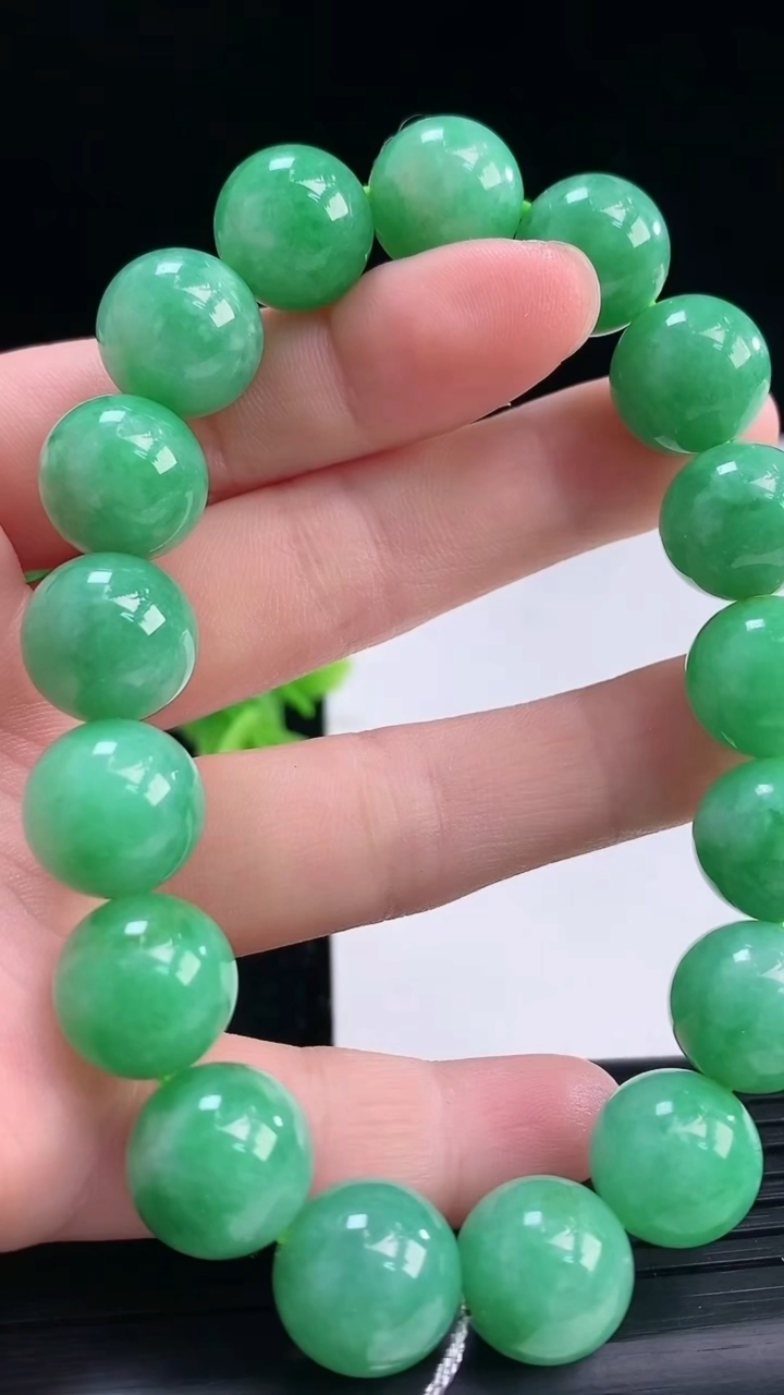 天然A货翡翠圆珠手串尺寸12.2-17颗重量:55.40g3月31日
工厂直销收藏佳品,种好水足，色泽均匀，有种有色，上手高大气！