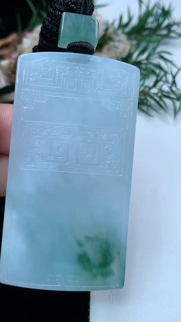 天然A货翡翠飘花仿古无事牌吊坠，尺寸60.6-32.5-5.6，重量:40.02g
3月31日