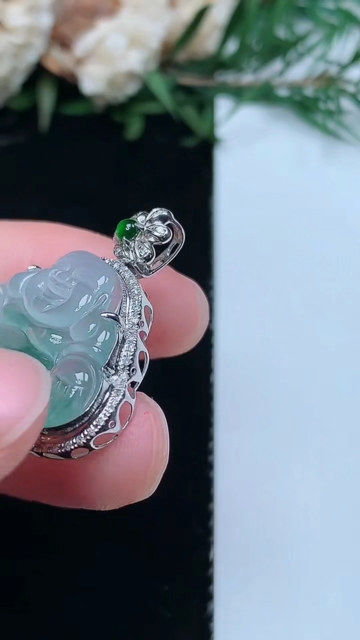 天然A货翡翠飘花佛公吊坠，尺寸26.4-25.8-6.8，裸石15.8-23.8，重量:3.39g
3月31日