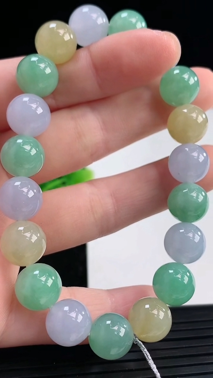 天然A货翡翠三彩圆珠手串尺寸9.8-19颗重量:33.20g3月31日
工厂直销收藏佳品,种好水足，色泽均匀，有种有色，上手高大气！