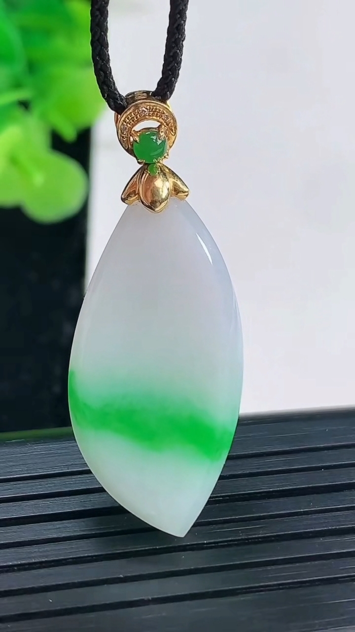 天然A货翡翠随形吊坠尺寸32.9-15.2-3.8重量:5.03g
3月31日