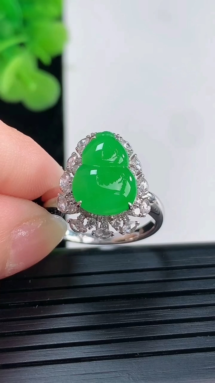 天然A货翡翠葫芦戒指尺寸17.7-16.5-13.4裸石12.6-8.7重量:4.19g2026年3