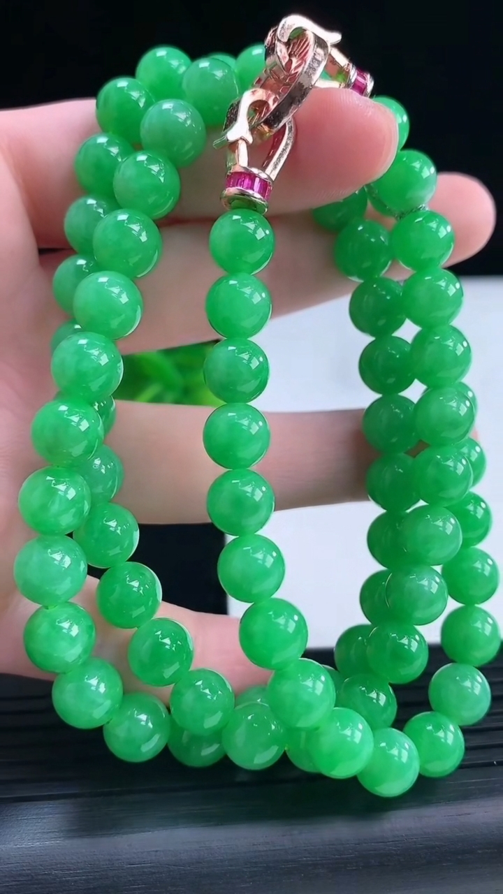 天然A货翡翠圆珠项链尺寸7.6-76颗重量:63.50g3月31日
工厂直销收藏佳品,种好水足，色泽均匀，有种有色，上手高大气！