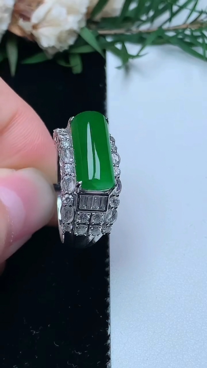 天然A货翡翠马鞍戒指，尺寸17.2-13.3-6.2，重量:5.56g2026年3月31日
工厂直销收藏佳品,种好水足，色泽均匀，有种有色，上手高大气！