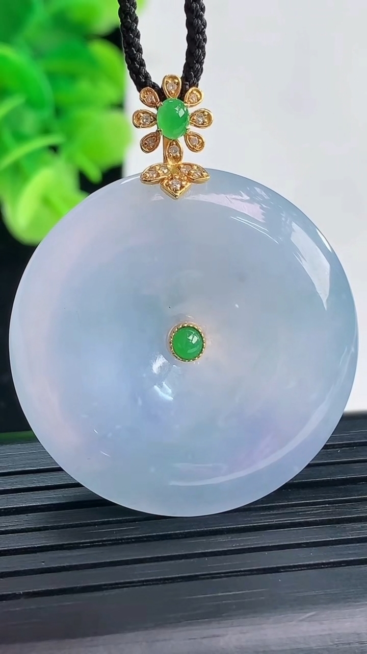 天然A货翡翠18K金紫罗兰平安扣吊坠尺寸33.7-5.8重量:14.48g
3月31日