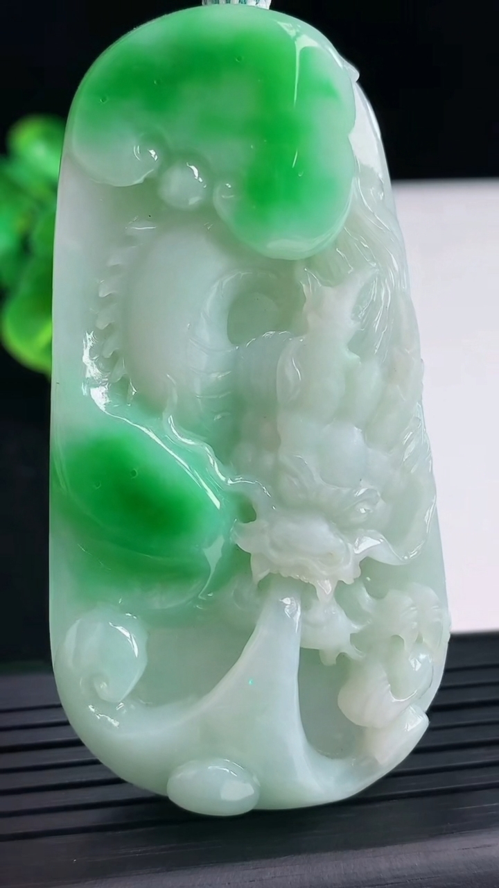 天然A货翡翠龙牌吊坠尺寸71.6-36.8-14.2重量:64.19g
3月31日