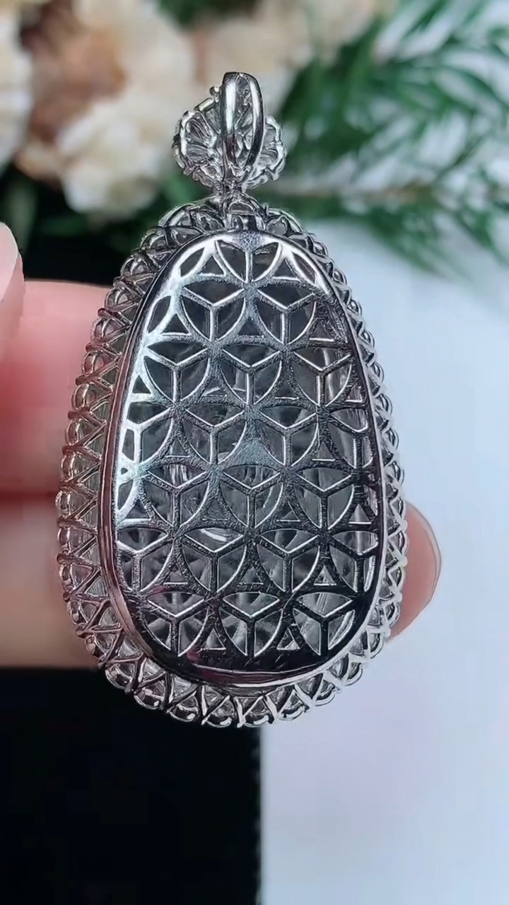 天然A货翡翠如意吊坠，尺寸40.5-21.5-9.6，裸石27.8-17.8，重量:9.46g
3月31日