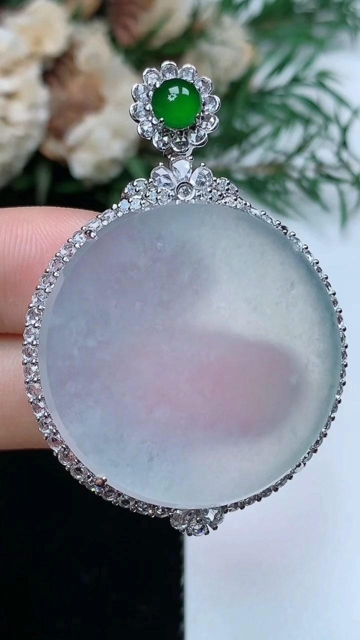 天然A货翡翠白冰无事牌吊坠，尺寸46.9-33-8.2，裸石29.7，重量:11.80g
3月31日