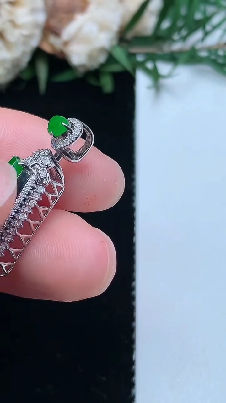 天然A货翡翠无事牌吊坠，尺寸24.6-11.6-7.9
3月31日