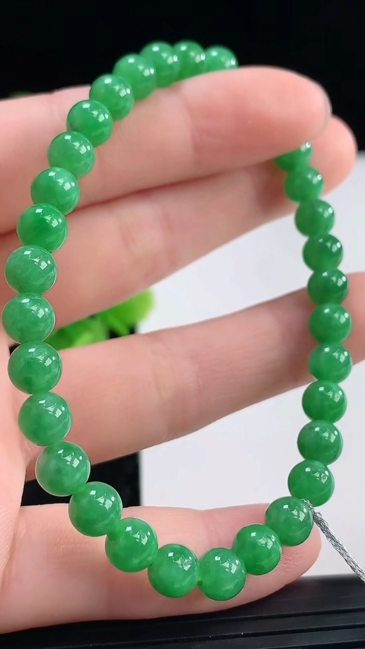 天然A货翡翠圆珠手串尺寸5.8-32颗重量:11.12g3月31日
工厂直销收藏佳品,种好水足，色泽均匀，有种有色，上手高大气！
