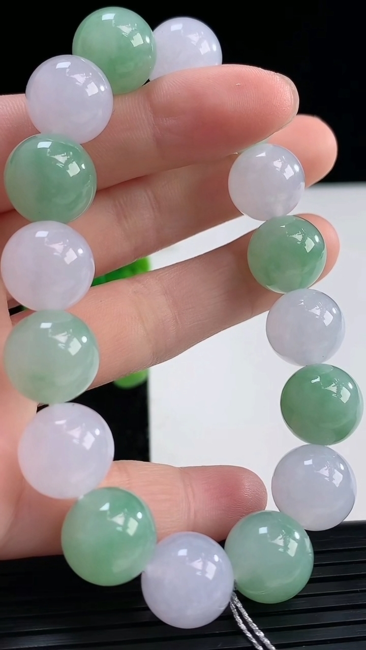 天然A货翡翠圆珠手串尺寸12.3-16颗重量:52.37g3月31日
工厂直销收藏佳品,种好水足，色泽均匀，有种有色，上手高大气！